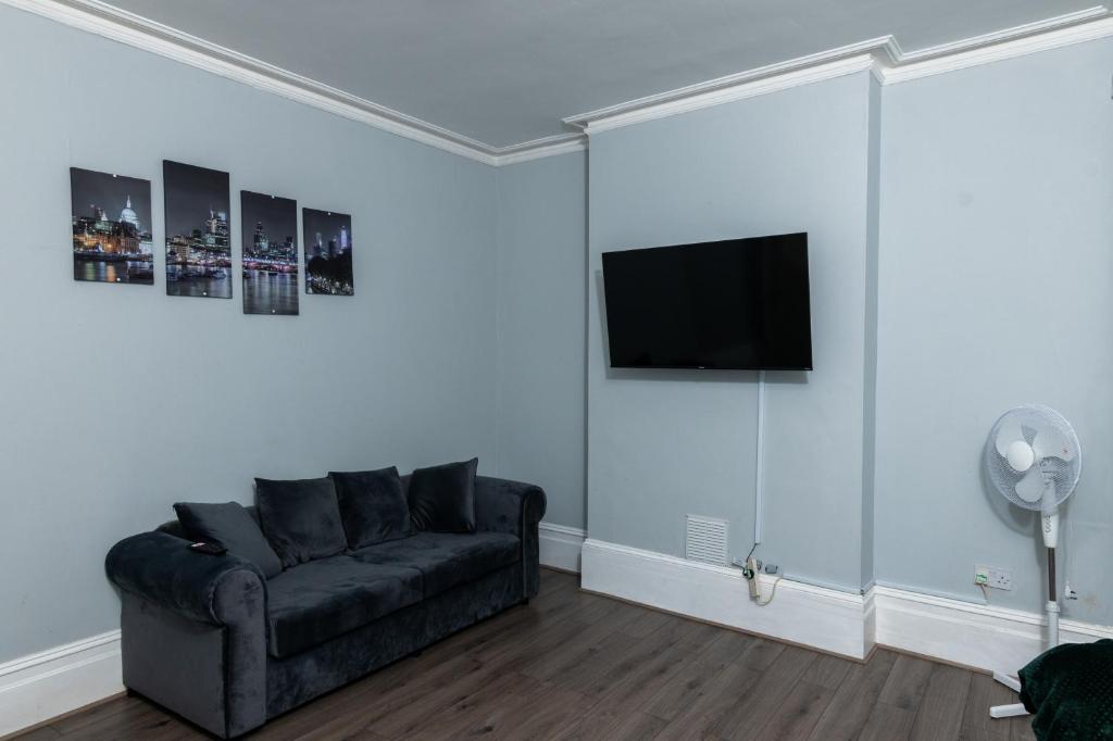 TV a/nebo společenská místnost v ubytování Tranquil 3BR in Arnos Grove