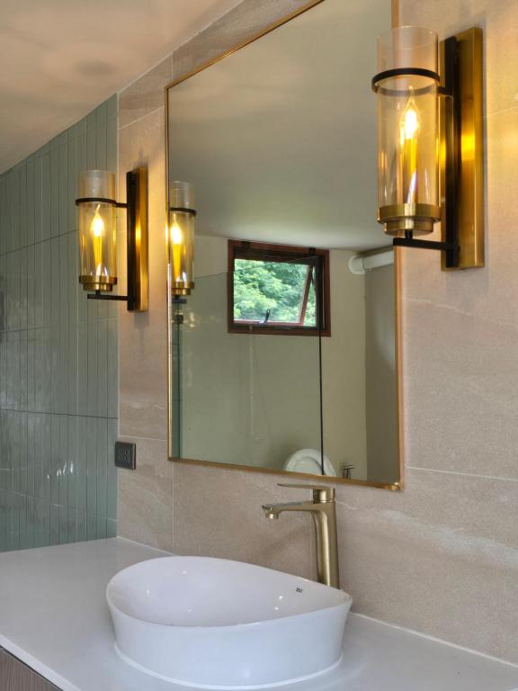 Bilik mandi di Kitiyara Lakeside Pool Villa