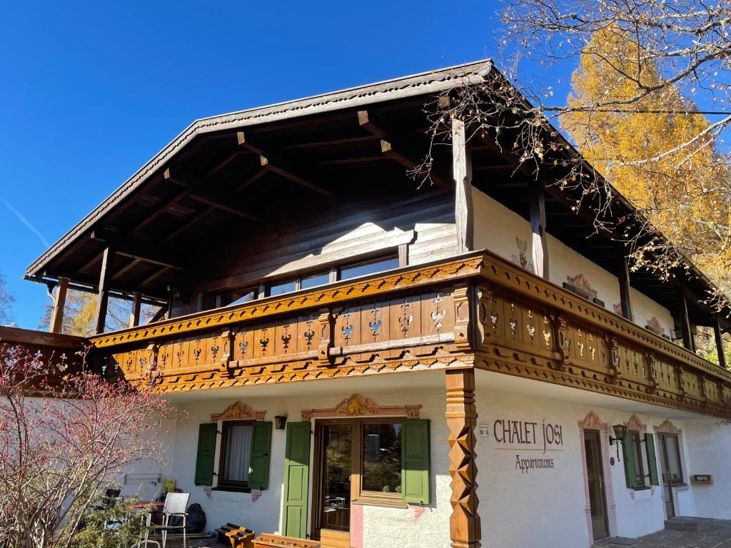 budynek z balkonem na górze w obiekcie Chalet Josi w mieście Leutasch