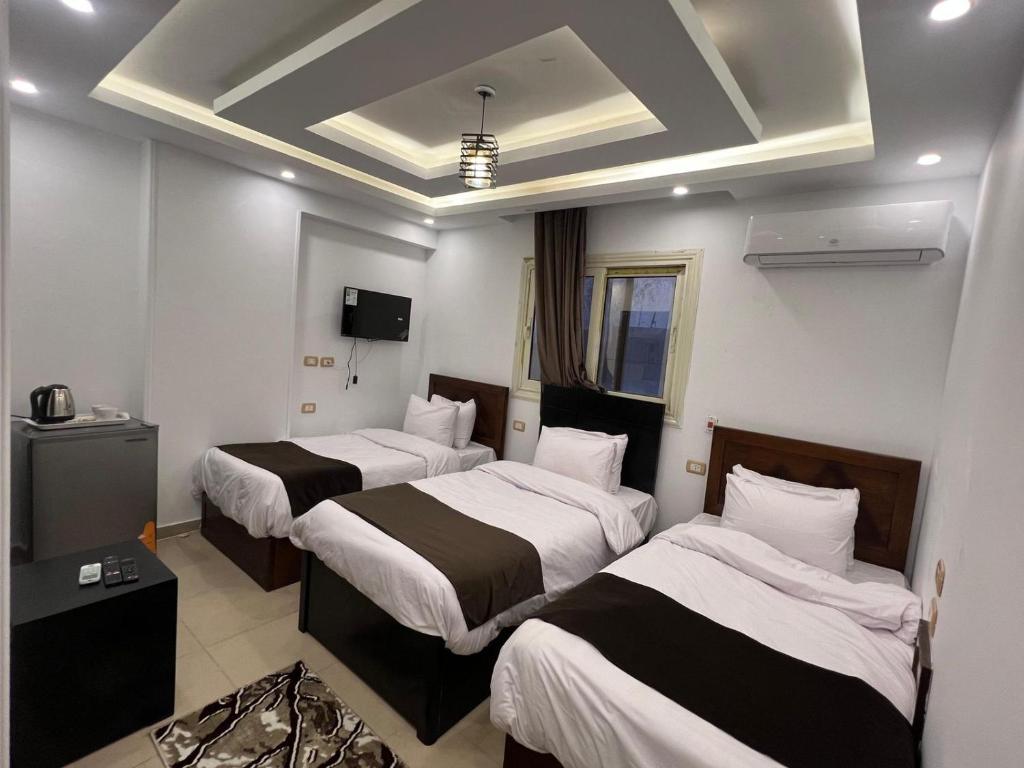 Postel nebo postele na pokoji v ubytování Rixsos Pyramids Inn
