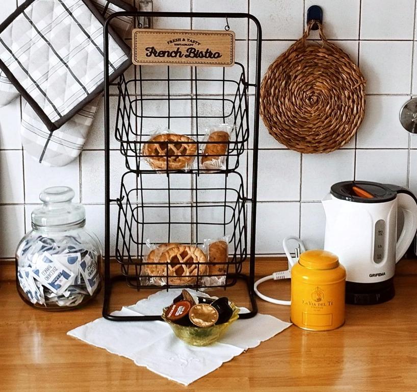 Una cesta de pasteles en la encimera de la cocina. en Careggi Apartment, en Florencia