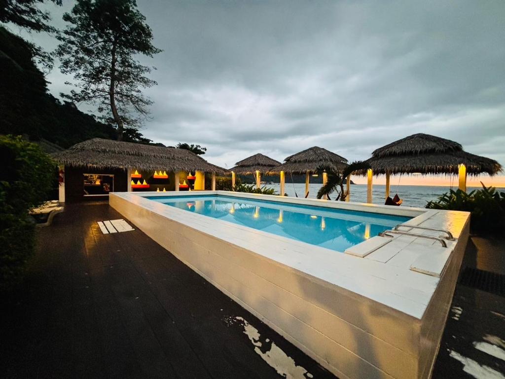 Bazén v ubytování Paradise Cottage nebo v jeho okolí