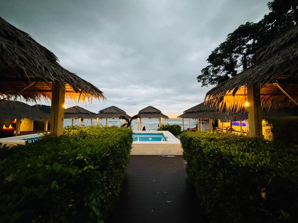 Bazén v ubytování Paradise Cottage nebo v jeho okolí