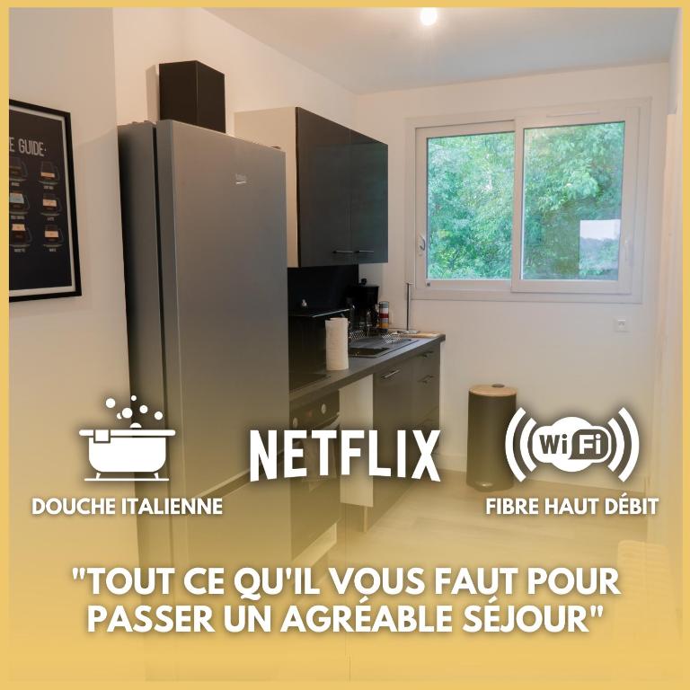 La cuisine est équipée d'un réfrigérateur et d'un évier. dans l'établissement Appartement Centre - Loire Prestige, à Saumur