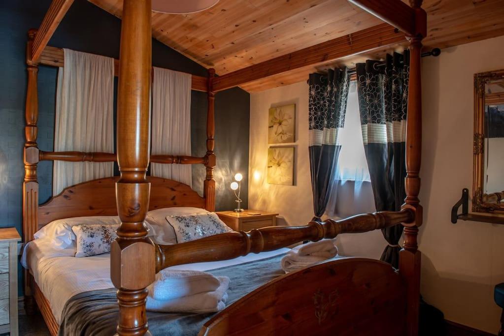 una camera con letto a baldacchino di Harvest 12 Lodge, Yellowtop Country Park a York