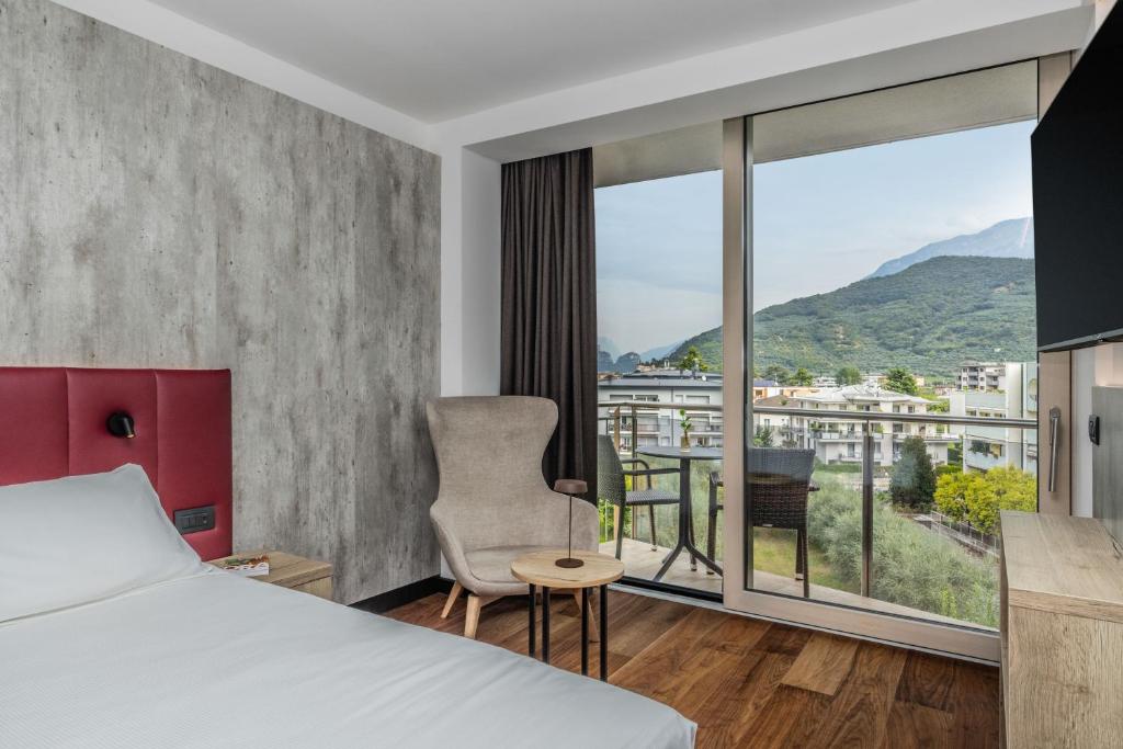 Nespecifikovaný výhled na hory nebo výhled na hory při pohledu z hotelu