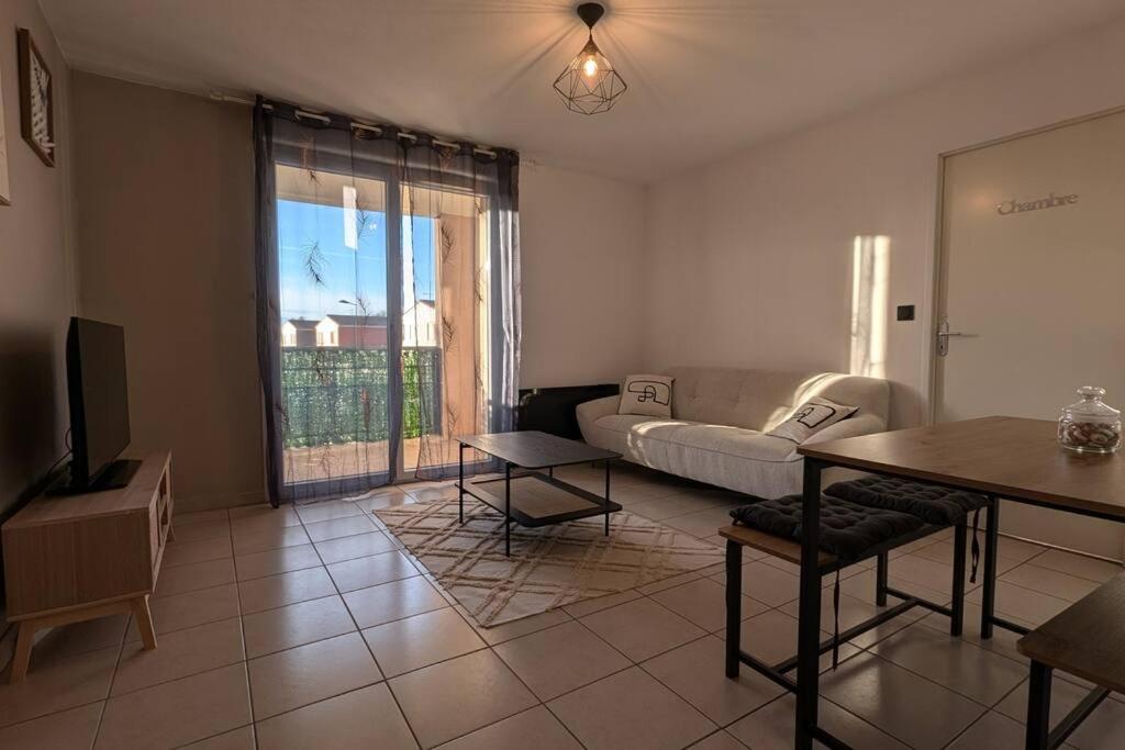 un salon avec un canapé et une table dans l'établissement T2 Tout Confort - Parking Gratuit, à Carcassonne