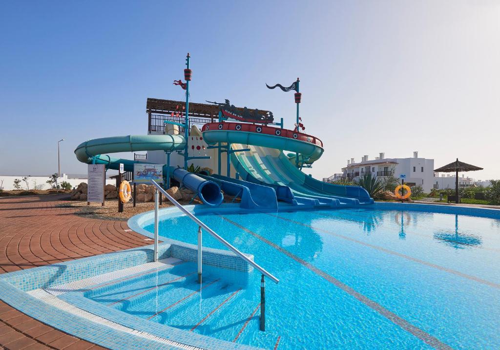 Bazén v ubytování Melia Dunas Beach Resort & Spa - All Inclusive nebo v jeho okolí
