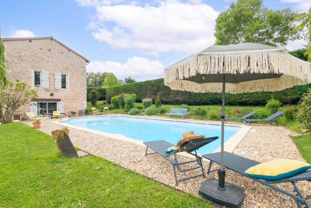 un parasol et des chaises à côté d'une piscine dans l'établissement Maison Clos des Renauds, à Charbonnières