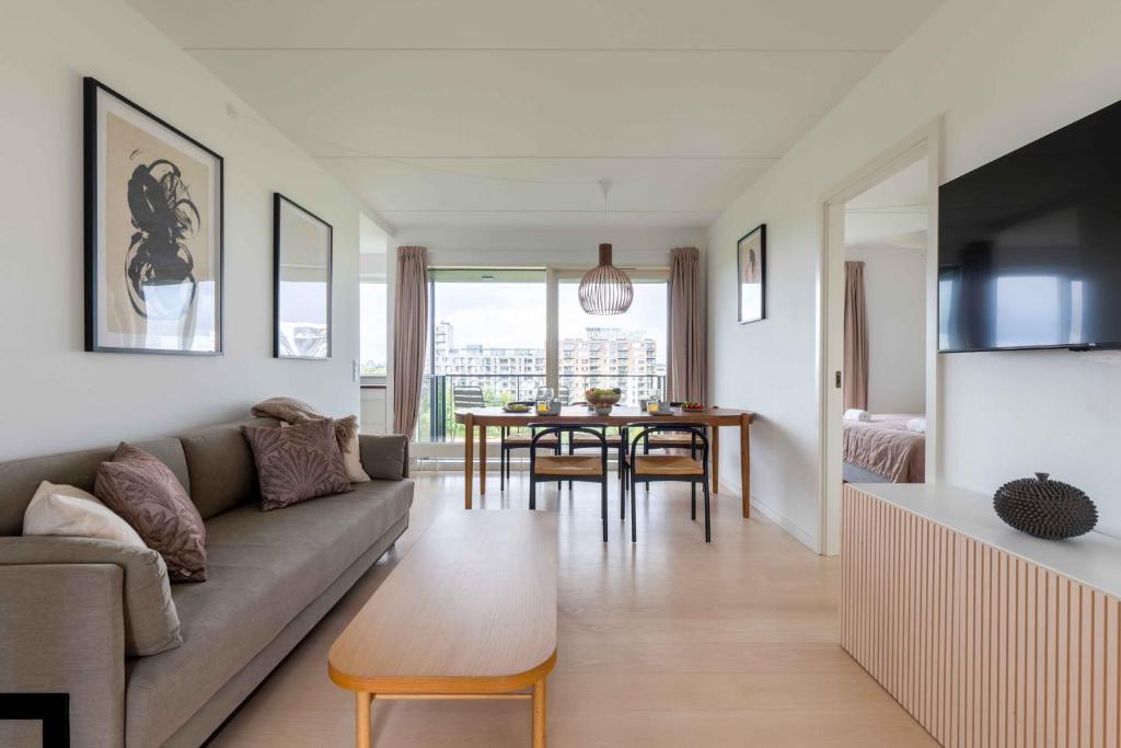 TV a/nebo společenská místnost v ubytování Stylish 3BR Apartment w Two Balconies