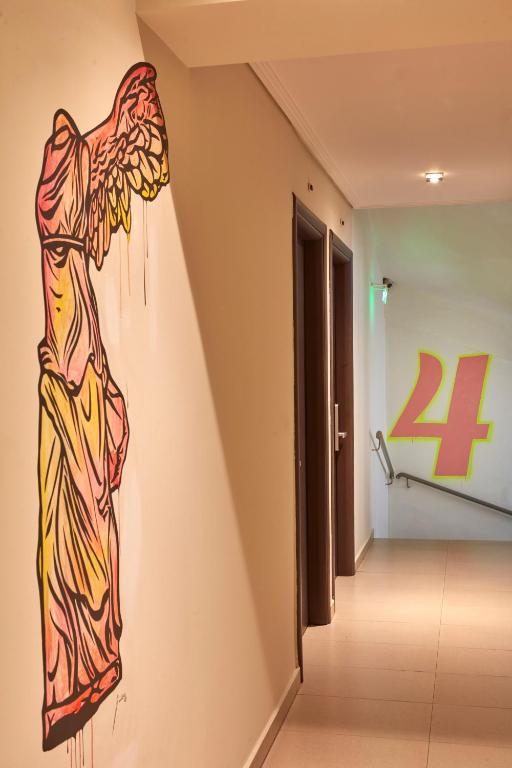 Rúm í herbergi á Athens Way Pop Art Hotel
