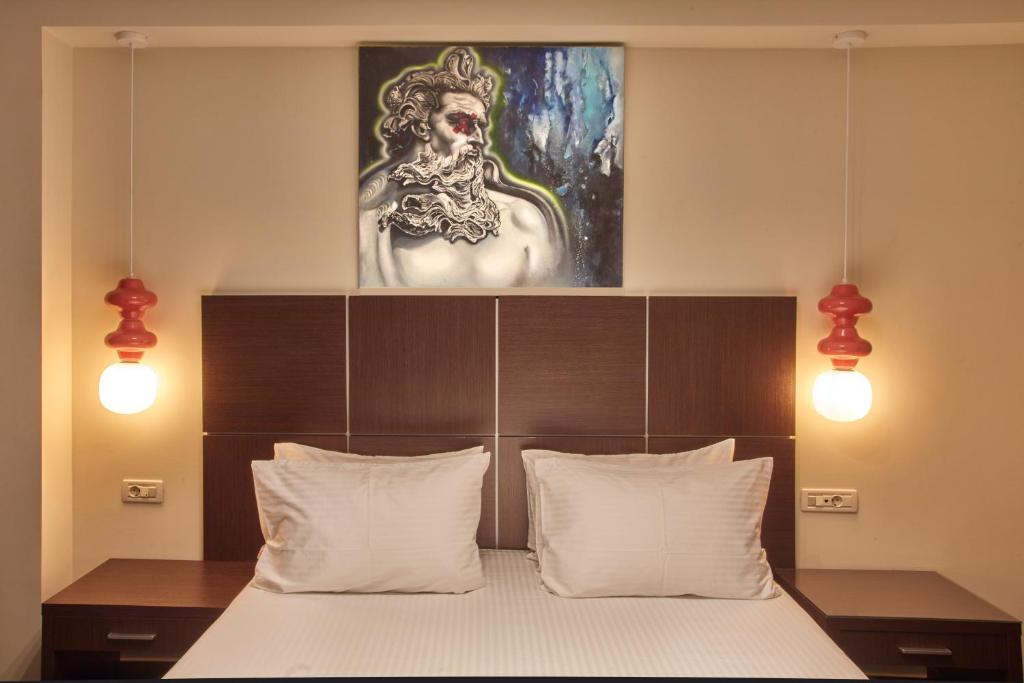 Rúm í herbergi á Athens Way Pop Art Hotel