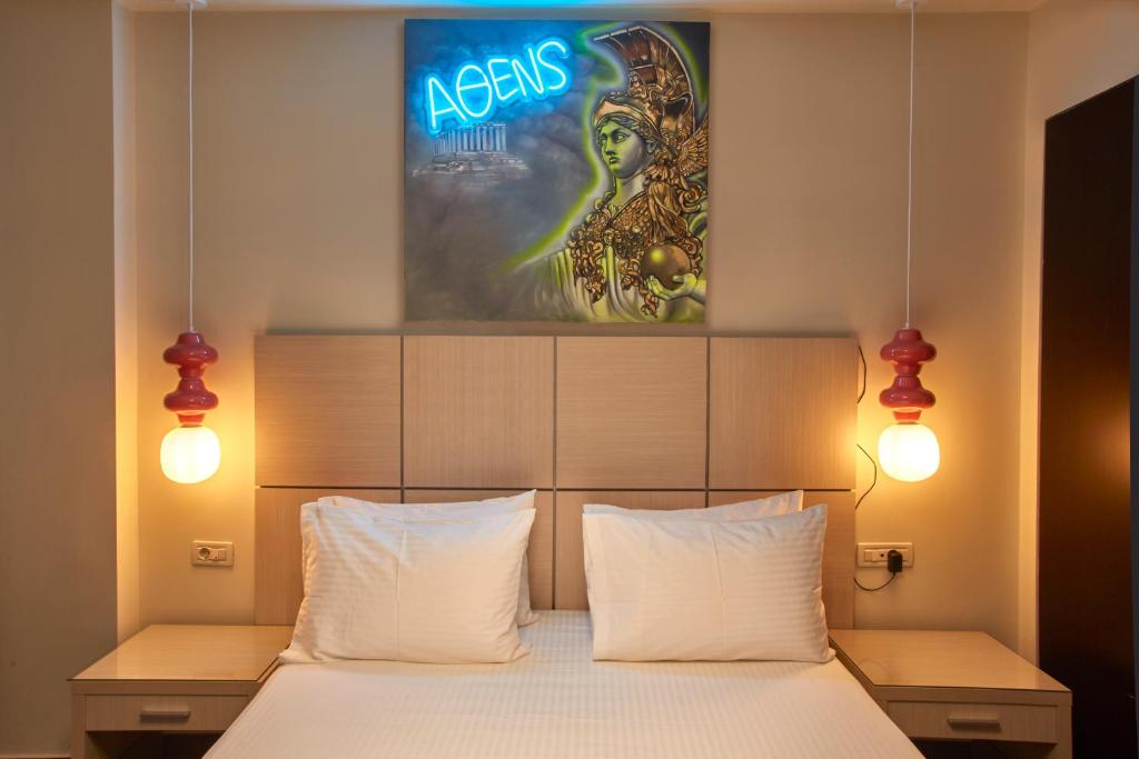 Rúm í herbergi á Athens Way Pop Art Hotel
