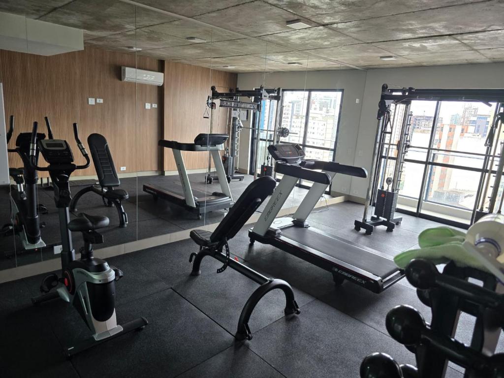 a gym with several treadmills and exercise bikes at Apto studio, coracao de maringa in Maringá
