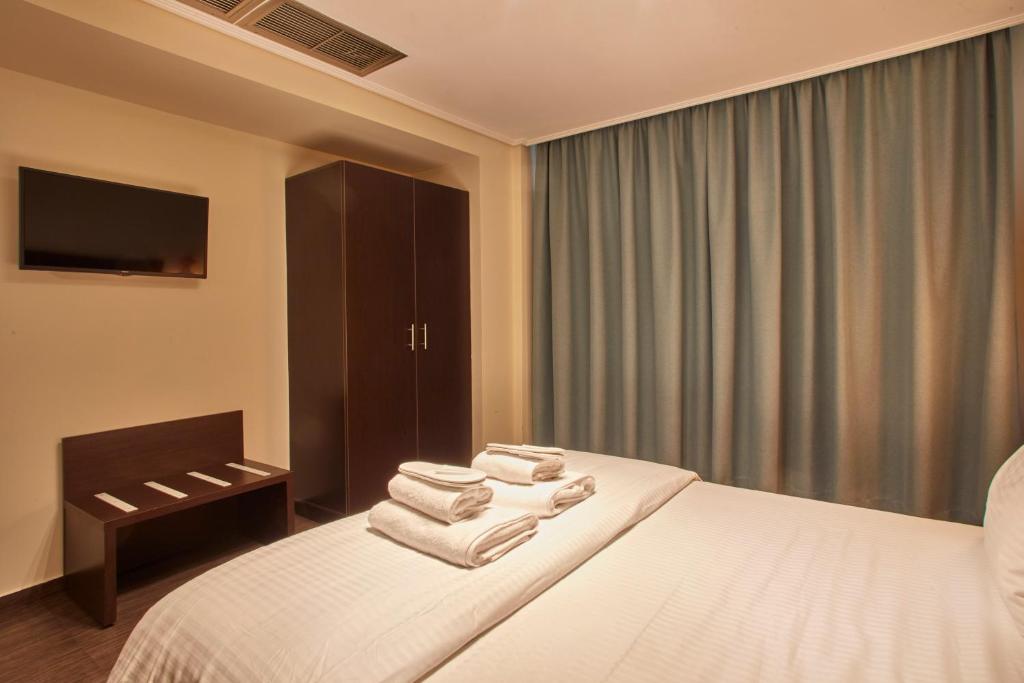 Rúm í herbergi á Athens Way Pop Art Hotel