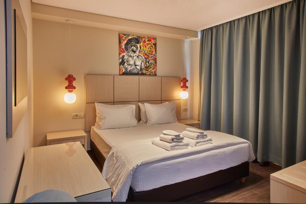 Rúm í herbergi á Athens Way Pop Art Hotel