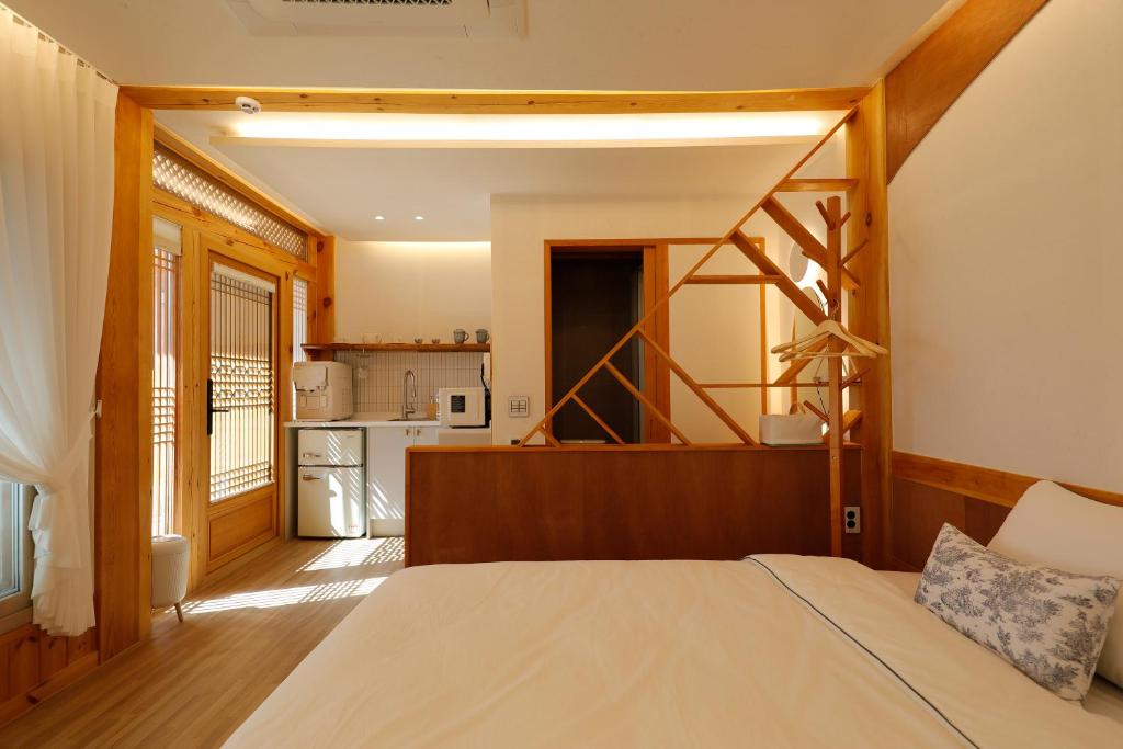 Postel nebo postele na pokoji v ubytování Hanok stay Mokhyang