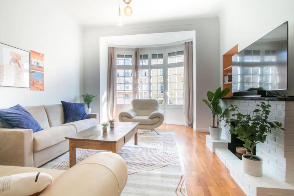 salon z kanapą i stołem w obiekcie Spacious 2-bedroom in the centre of Menton w Mentonie