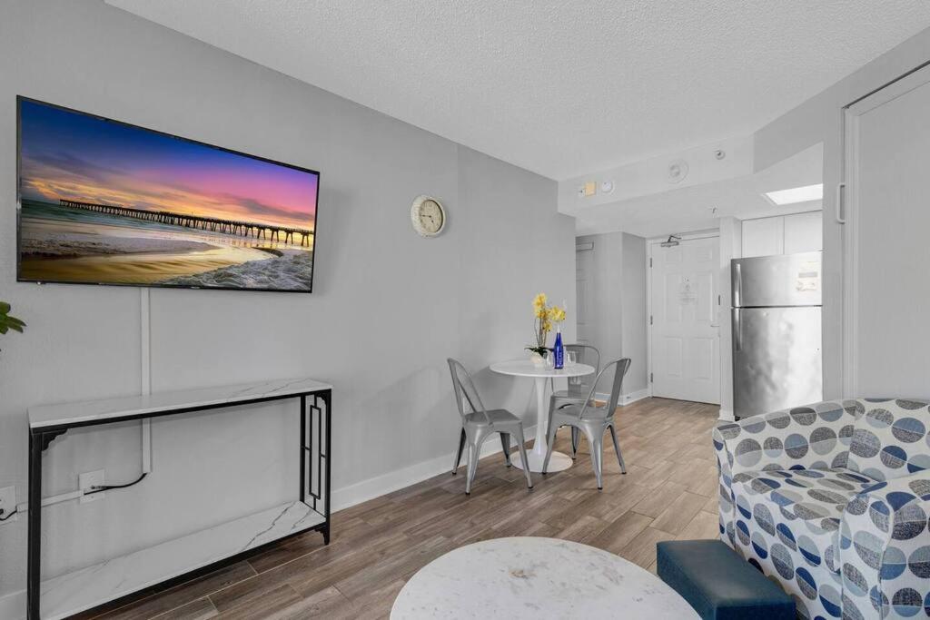 Ein Sitzbereich in der Unterkunft Captivating Coastal Charm - Oceanview Suite! PG 504