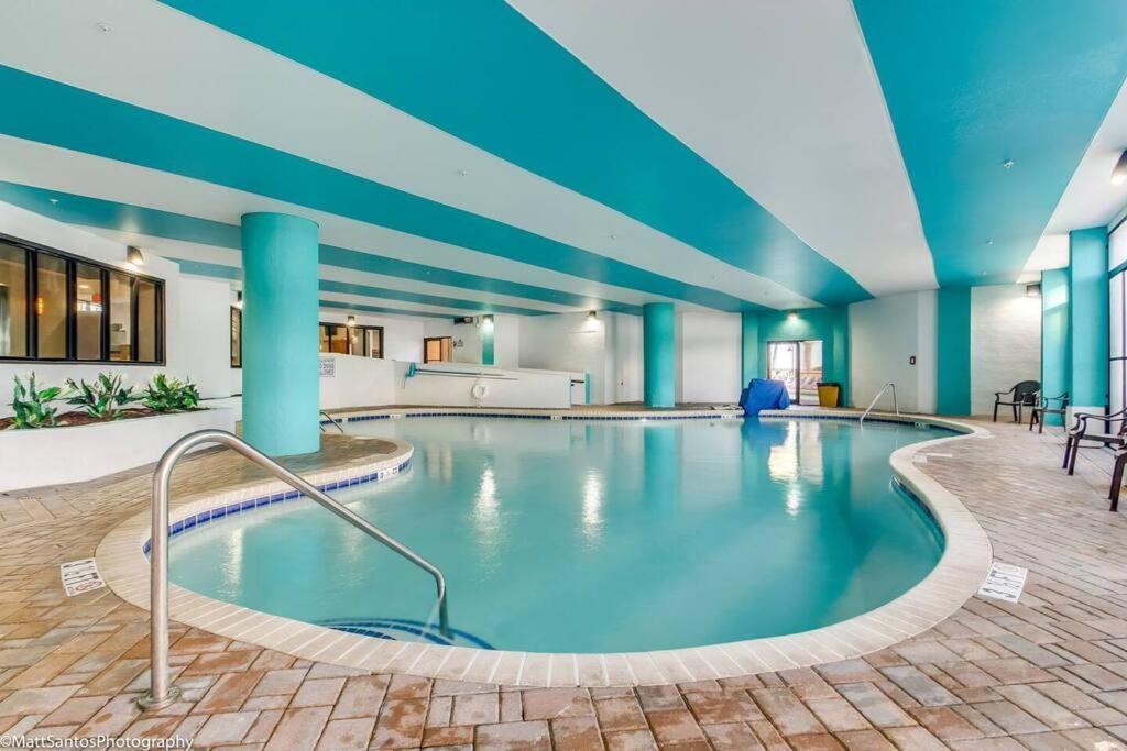 Der Swimmingpool an oder in der Nähe von Captivating Coastal Charm - Oceanview Suite! PG 504