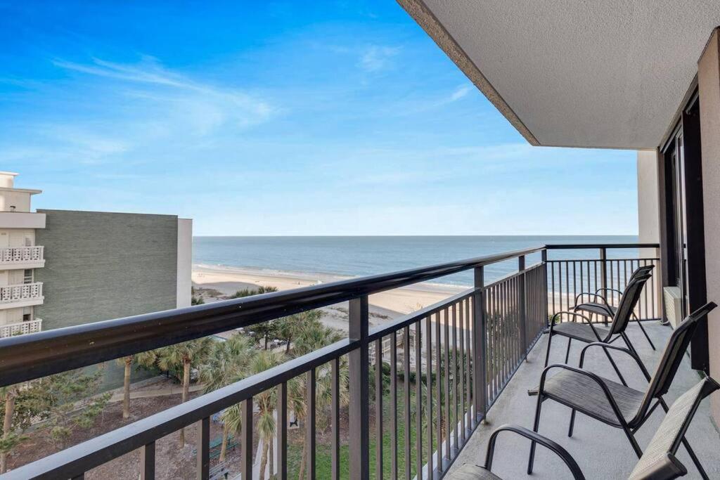 Ein Balkon oder eine Terrasse in der Unterkunft Captivating Coastal Charm - Oceanview Suite! PG 504
