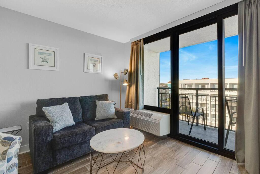 Ein Sitzbereich in der Unterkunft Captivating Coastal Charm - Oceanview Suite! PG 504