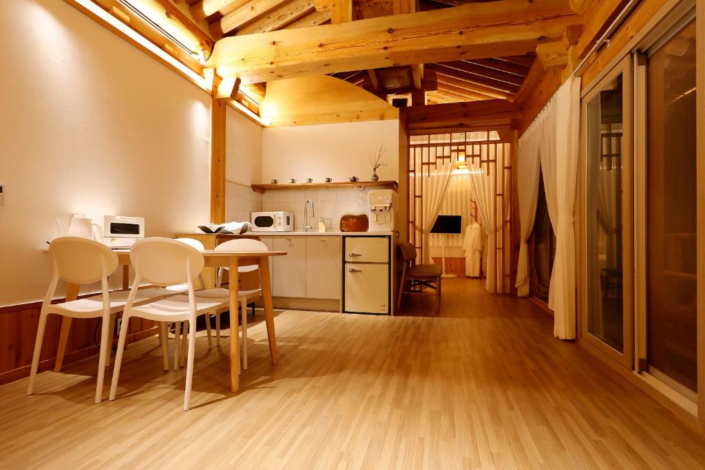 Küche&#47;Küchenzeile in der Unterkunft Hanok stay Mokhyang