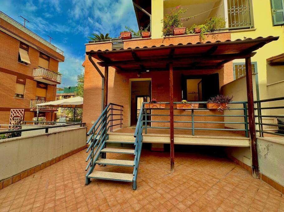una casa con una scala che conduce a un balcone di La casetta di Ale a Tor Vergata