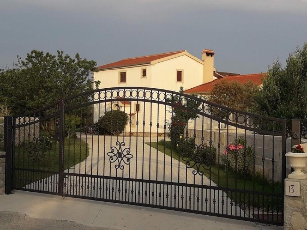 czarna brama z kutego żelaza przed domem w obiekcie Apartment Ljilja w mieście Zaton