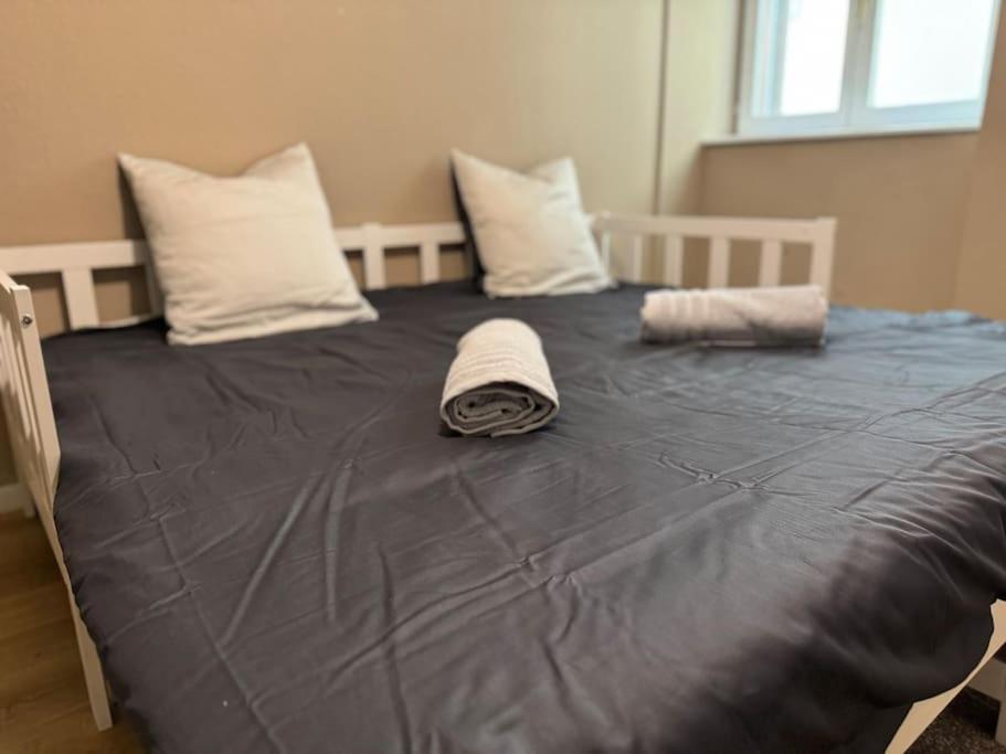 un lit avec un chapeau en haut dans l'établissement Appartement proche place de la réunion au calme, à Mulhouse