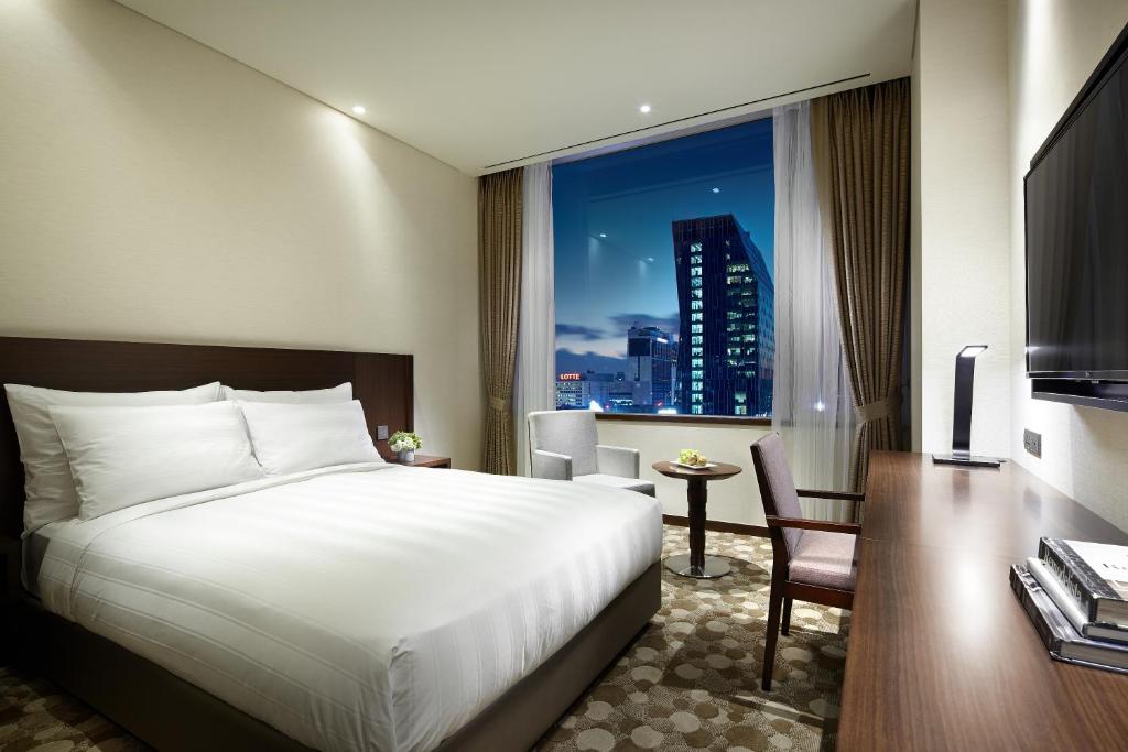 TV a/nebo společenská místnost v ubytování LOTTE City Hotel Myeongdong