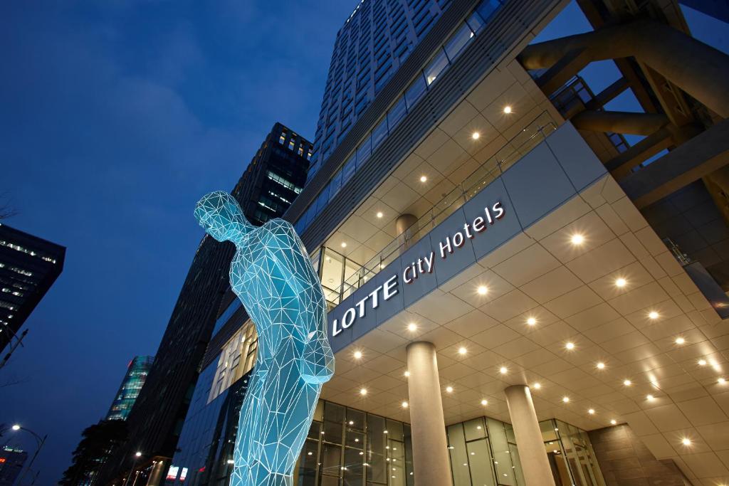 una estatua de un jugador de fútbol frente a un edificio en LOTTE City Hotel Myeongdong en Seúl