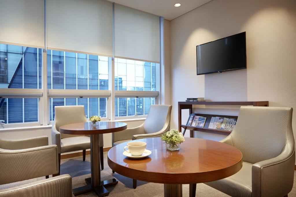 TV a/nebo společenská místnost v ubytování LOTTE City Hotel Myeongdong