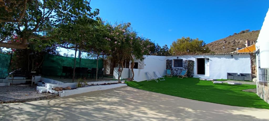 a house with a yard with a green lawn at La Jordana 39, Calblanque in Las Barracas