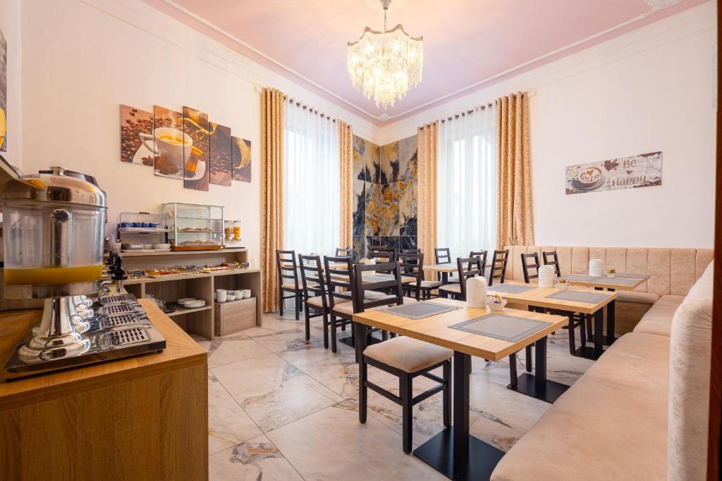 Un restaurante con mesas y sillas en una habitación. en Lilium Hotel, en Florencia