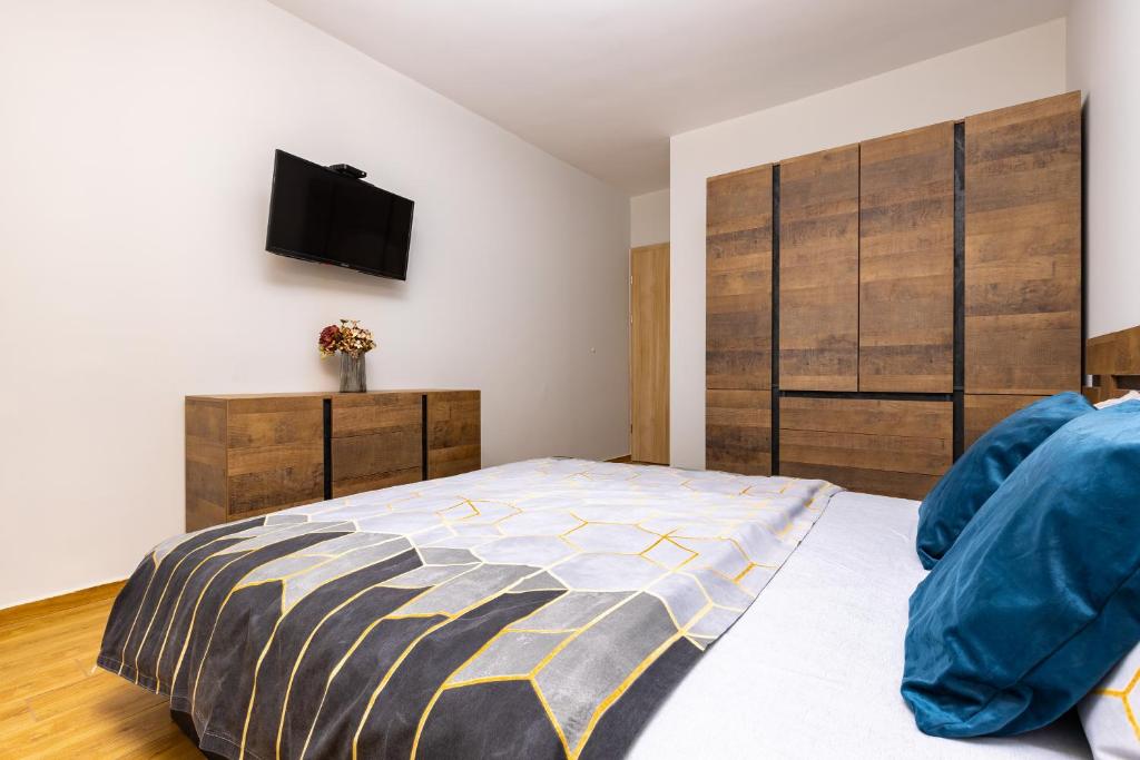 Postel nebo postele na pokoji v ubytování Bright and Cozy Apartment Next to a City Park by Flat Mаnager