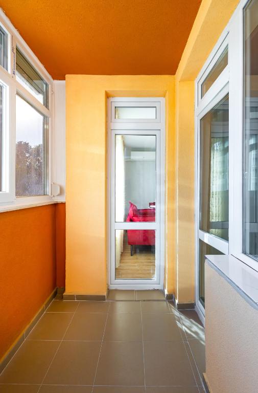 Postel nebo postele na pokoji v ubytování Bright and Cozy Apartment Next to a City Park by Flat Mаnager