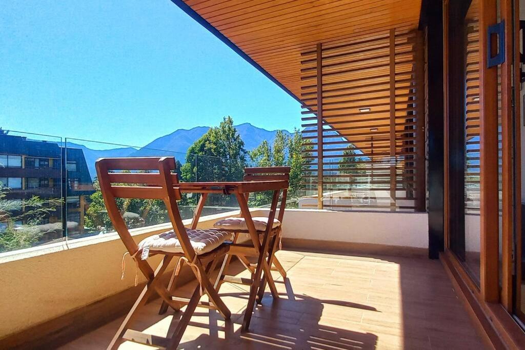 a table and chairs on a balcony with a view at Depto a pasos del lago y del centro en Pucón in Pucón