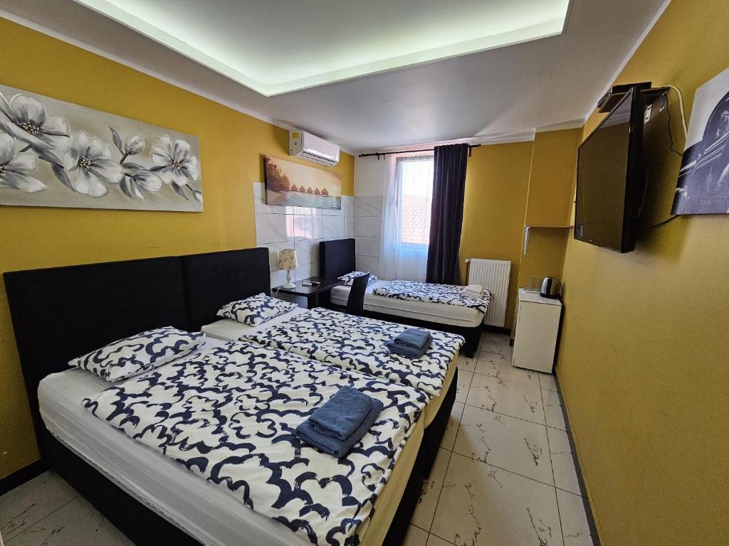 Royal Apartments & Rooms - Triple Room
