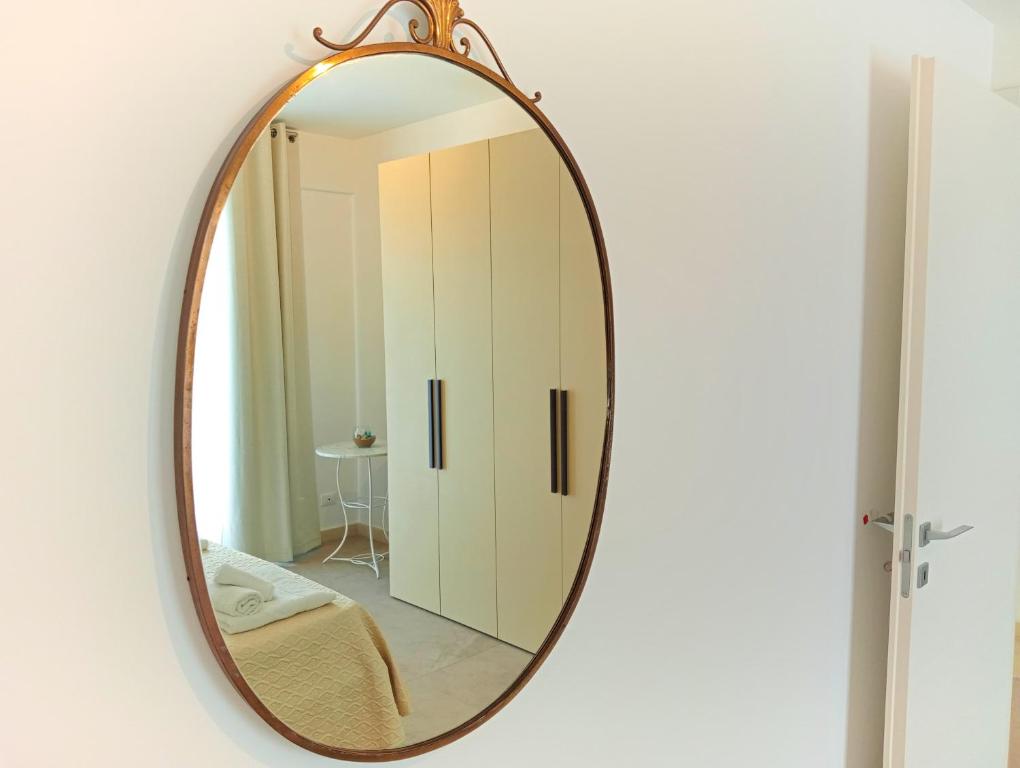 espejo colgado en la pared del baño en Niche Apartment, en Noto