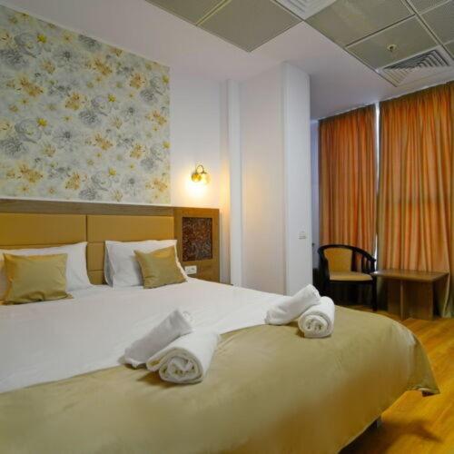 Postel nebo postele na pokoji v ubytování Sir Fundeni Hotel