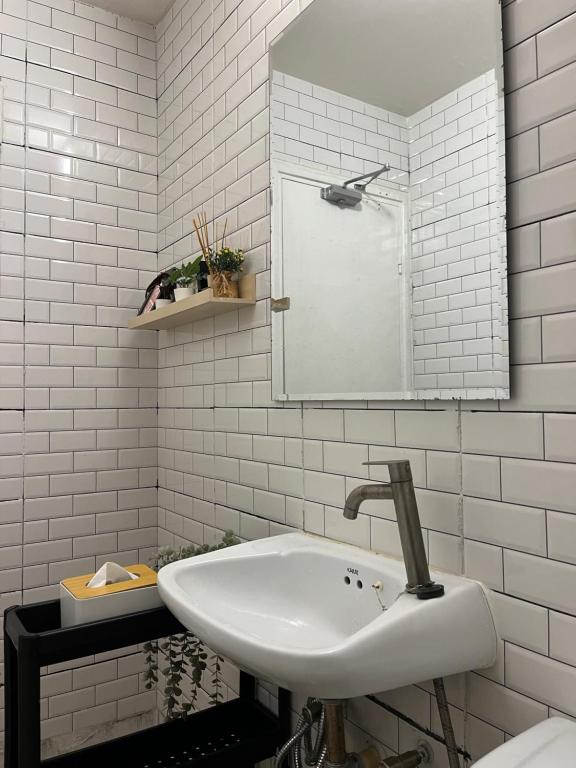 a white bathroom with a sink and a mirror at OP Open View เมืองทอง T12 impact muang thong thani in Ban Bang Phang