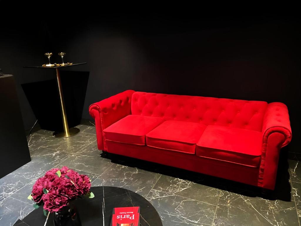 Posezení v ubytování L'Orchidarium, maison élégante et romantique à Flagy - Loveroom en duplex