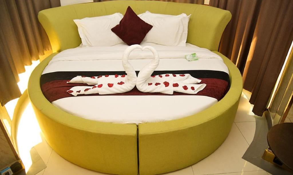 Postel nebo postele na pokoji v ubytování Claridge Star Hotel