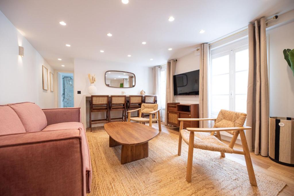 un salon avec un canapé et une table dans l'établissement CIA - Grands Boulevards, à Paris