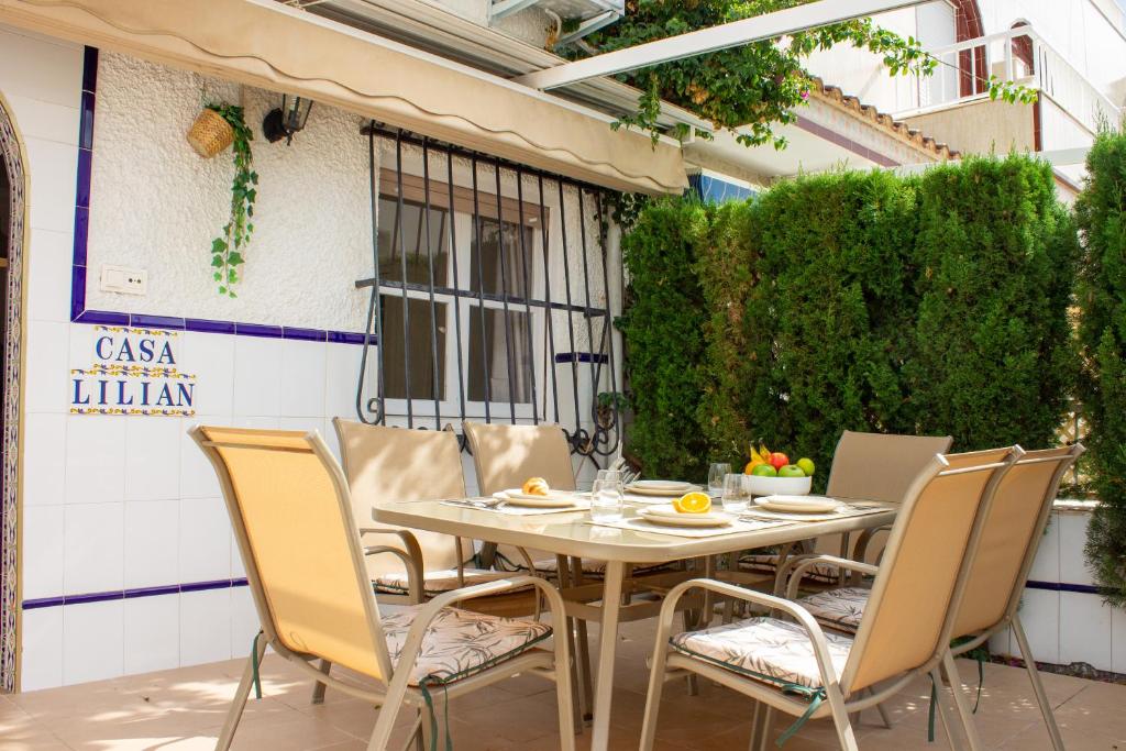 En terrasse eller udendørsområde på MyFlats Calm Beach