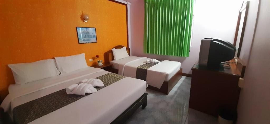 Postel nebo postele na pokoji v ubytování Thepparat Lodge Krabi