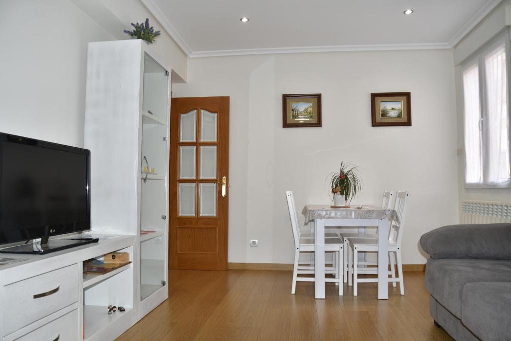 A television and/or entertainment centre at Piso centro Santander - Parking Gratuito