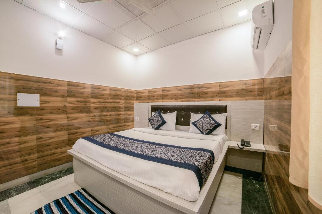 Postel nebo postele na pokoji v ubytování Super Hotel O krishna