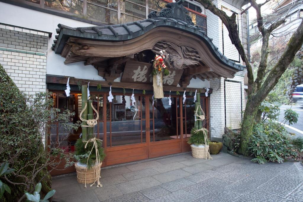 un negozio di fronte a un edificio con tetto asiatico di Fukuzumiro a Hakone